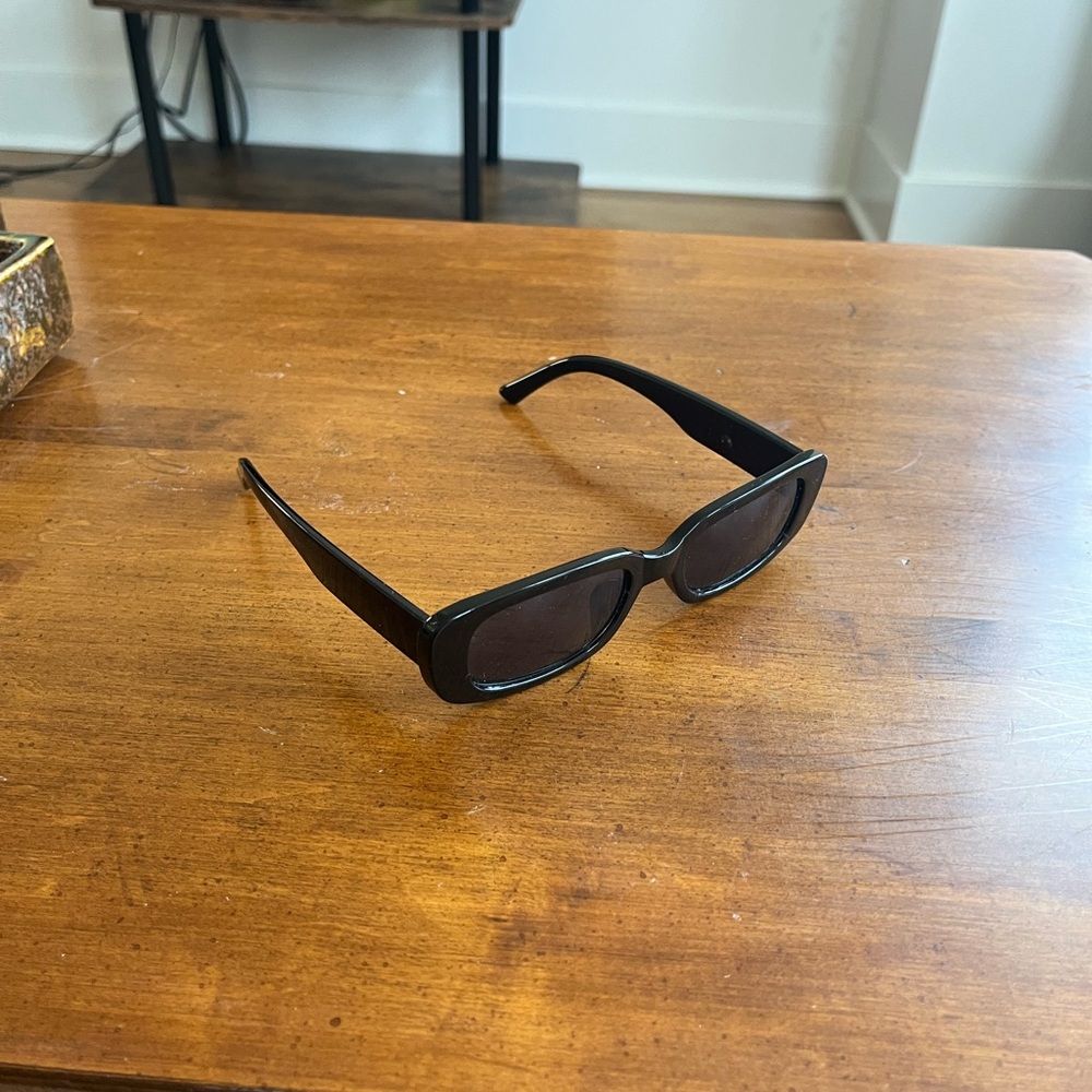 Classic Black Rectangular Sunglasses with Dark Lenses